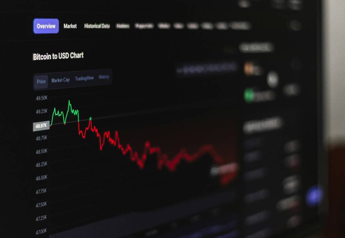 nft market valuation dashboard showing community metrics and floor price trends